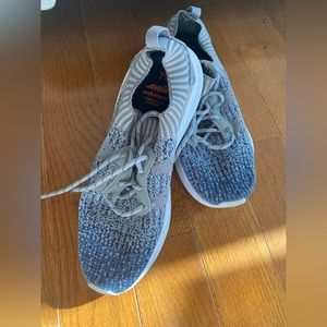 Men’s size 7.5 Avia sneakers